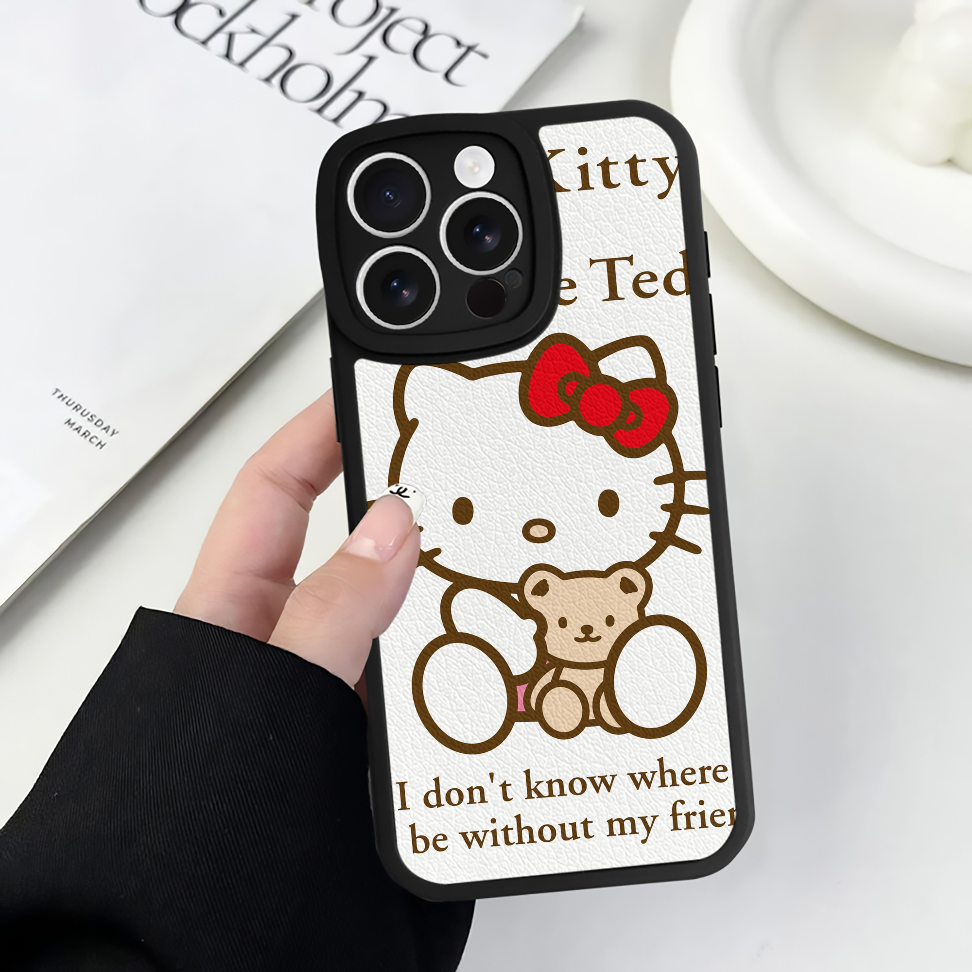 （画像用） Hello Kitty ハローキティ 【iPhone 16シリーズ対応】シリコンスマホケース（レザー調） 材質：シリコン